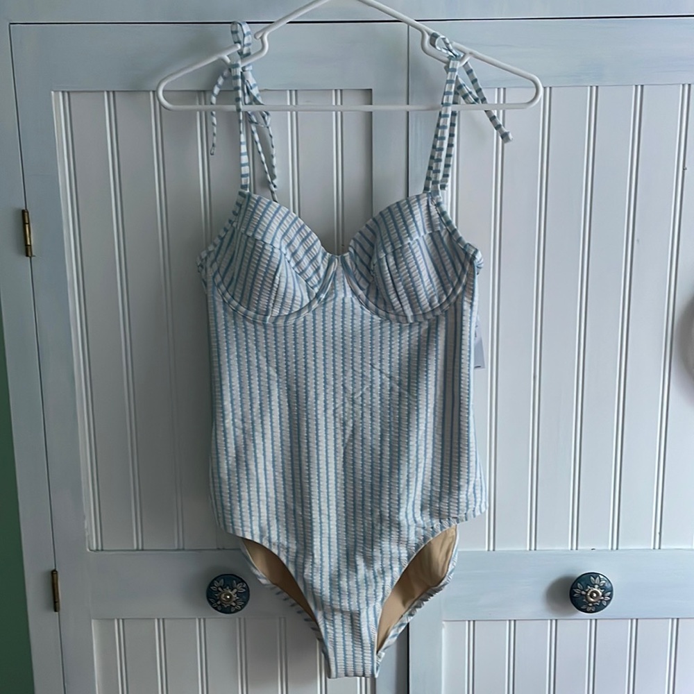 Seersucker Old Navy underwire swimsuit NWT small